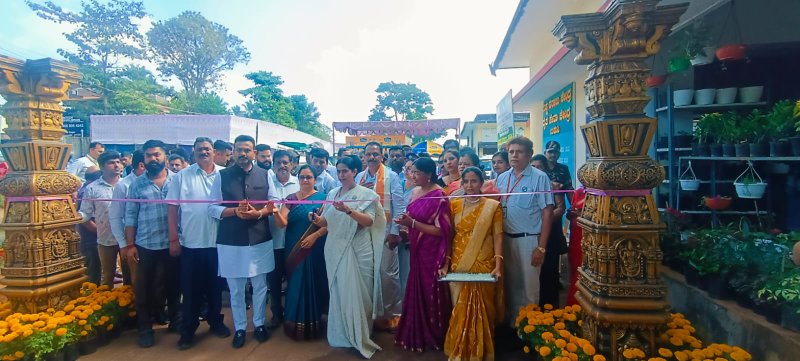 District Minister inaugurates flower show District Minister inaugurates flower show